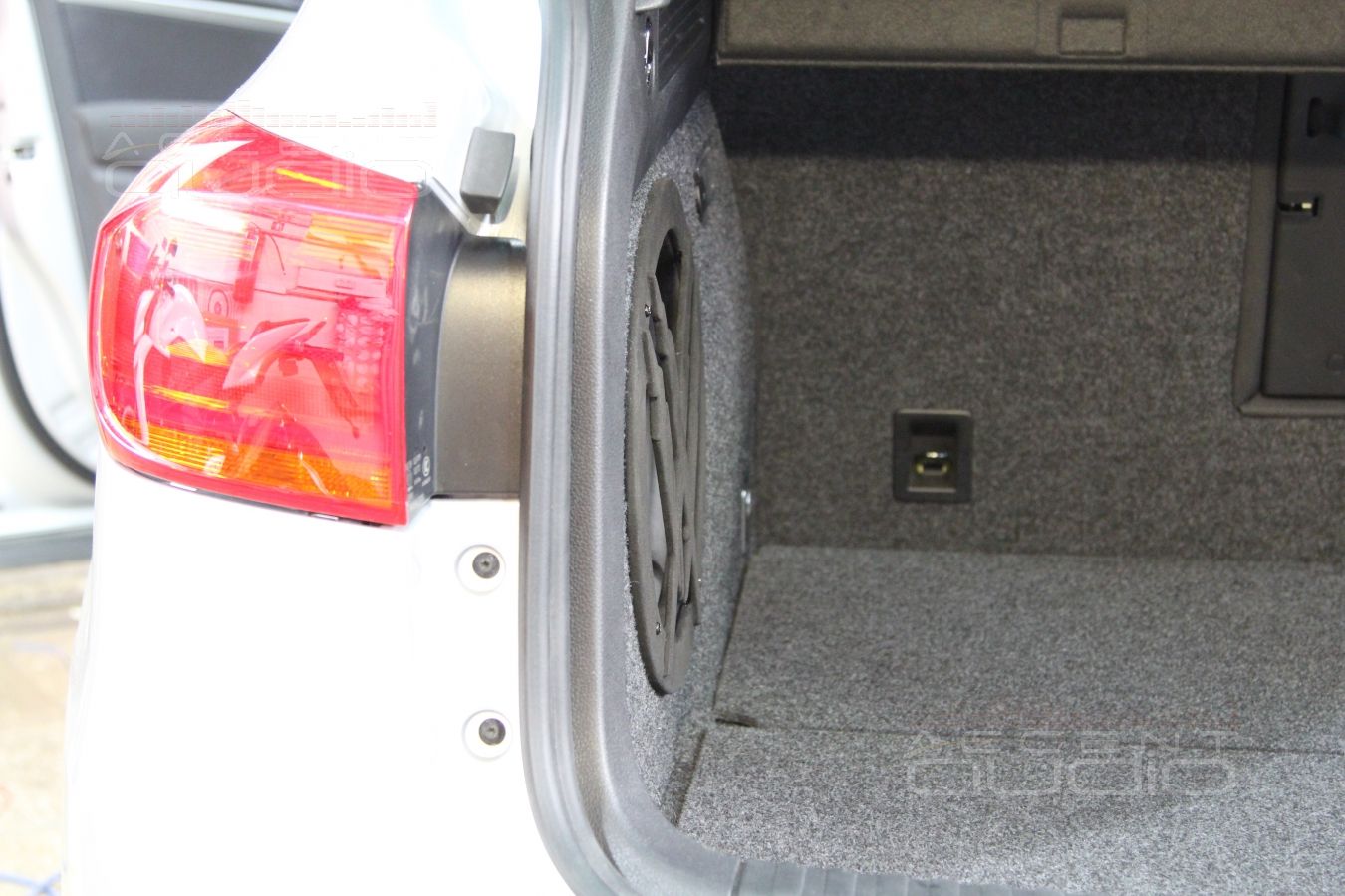 Встроенный сабвуфер в крыло Vollkswagen Tiguan: вариации