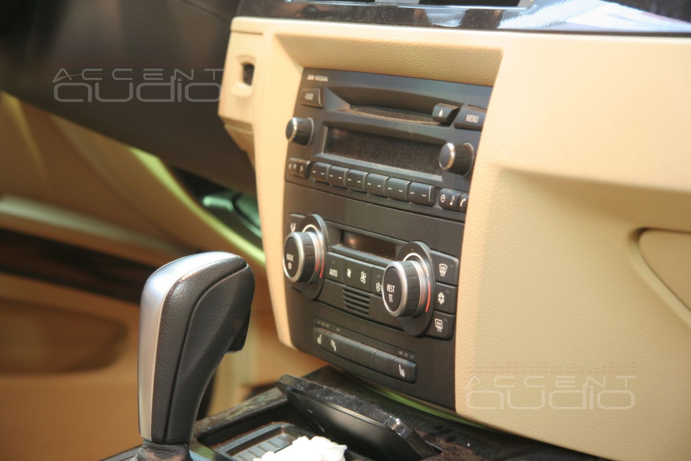 Да, в BMW 330i E90 можно установить полноценную процессорную Hi-End аудиосистему...