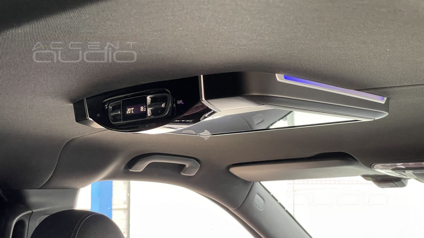 Потолочный монитор для пассажиров – новый функционал для Mercedes V-Class