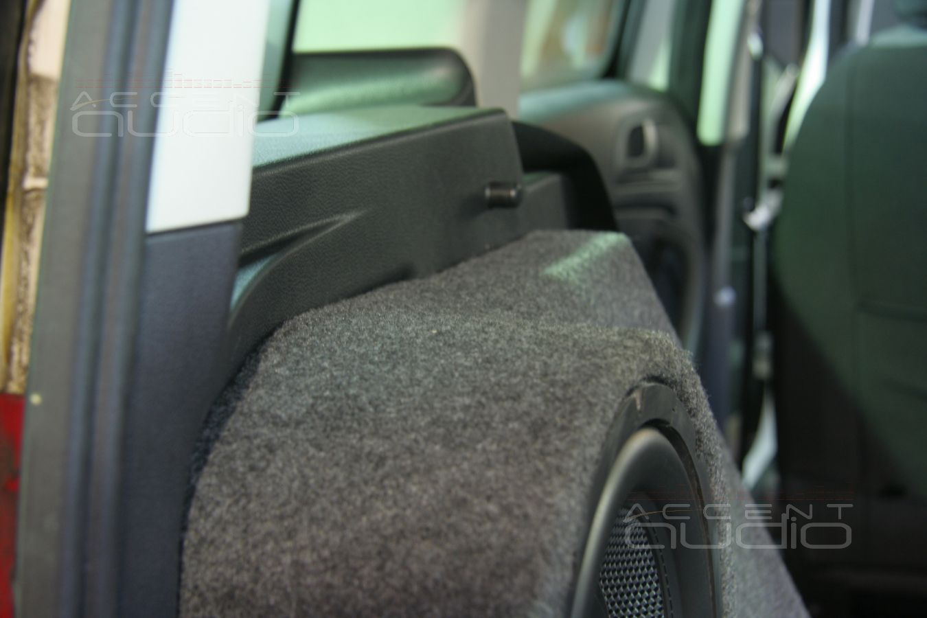 Изготовление и установка сабвуфера стелс в Skoda Yeti
