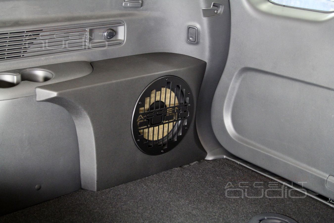 Встроенный сабвуфер-стелс для Mitsubishi Pajero Sport в дизельной версии с печкой