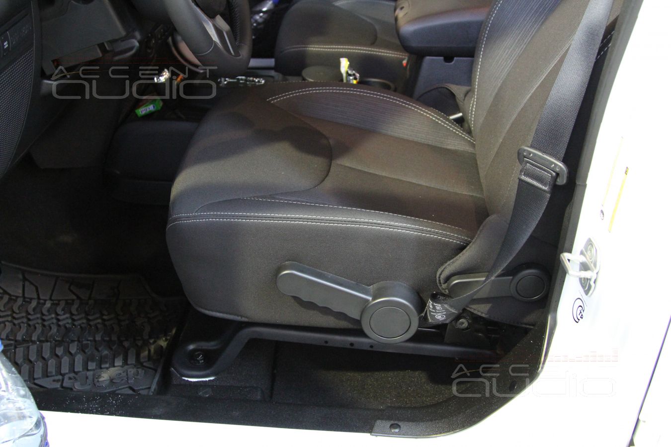 Пошив салона: качество кожи Nappa в сочетании с сидениями Jeep