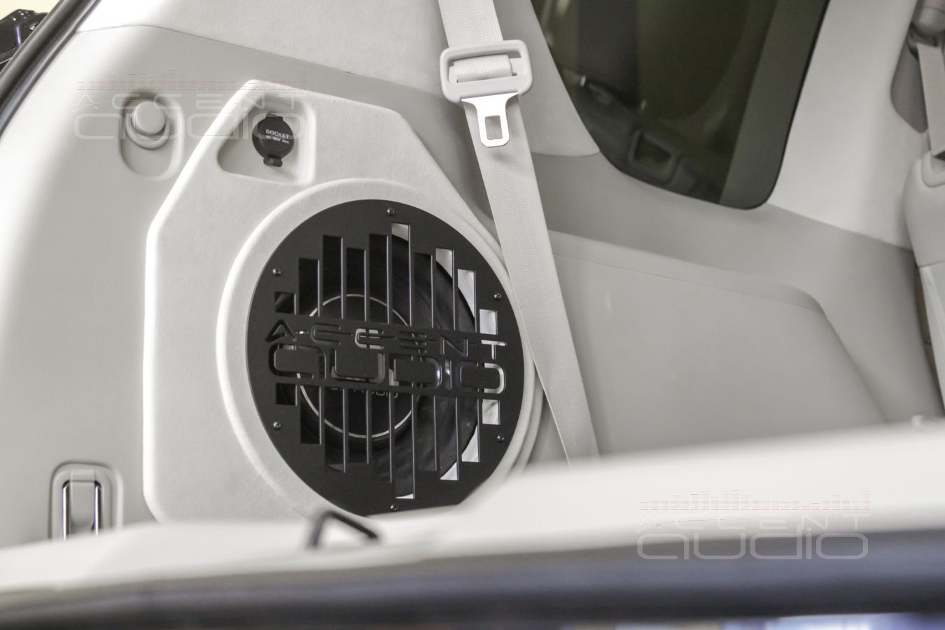 Настоящий сабвуфер-стелс для Infiniti QX80 – злой JLAudio в нежно-бежевом оформлении