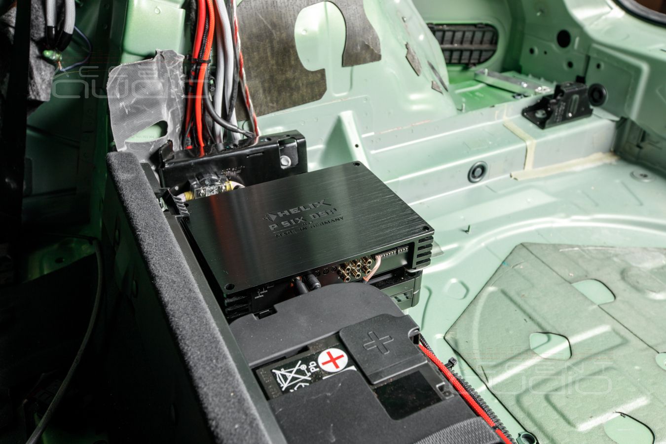 Скрытая интеграция усилителей Helix и Alpine в Audi Q5 ll