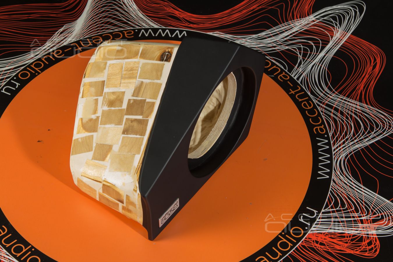 Встроенный сабвуфер-стелс для Porsche Taycan: возможно и очень эффективно !