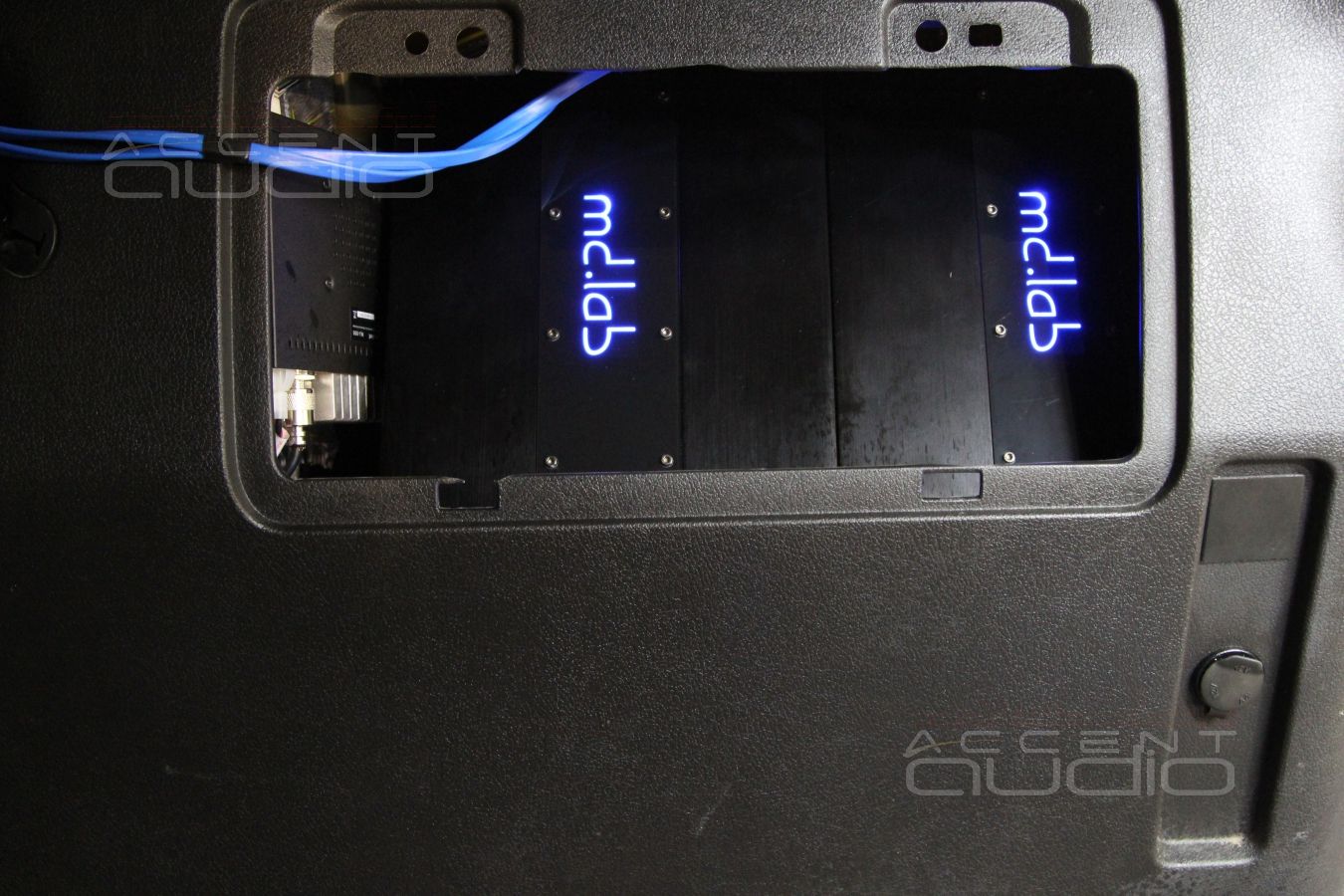 Скрытая установка усилителей в Hummer H3