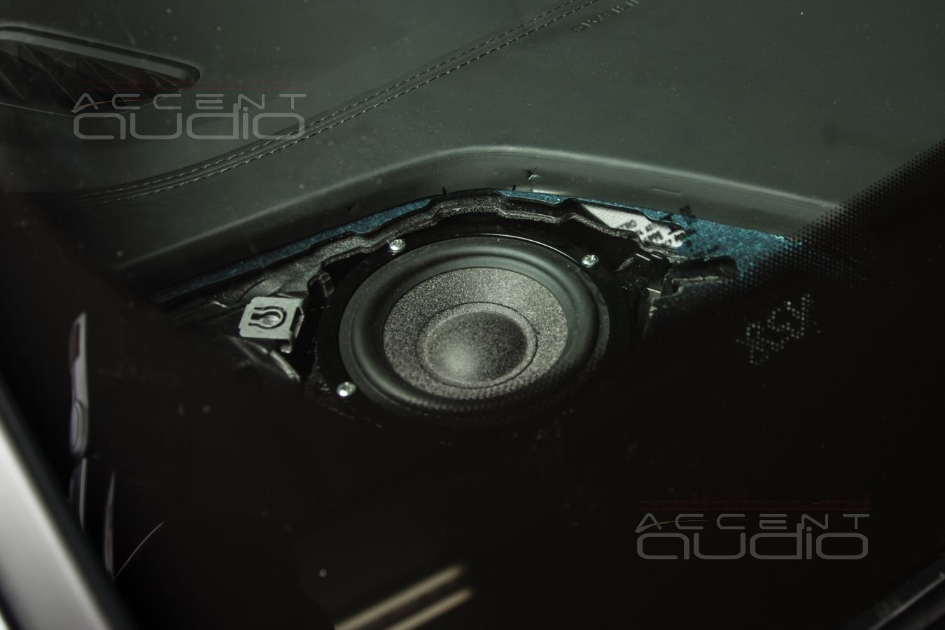 Скрытая интеграция среднечастотных динамиков Brax ML3 в Audi Q8