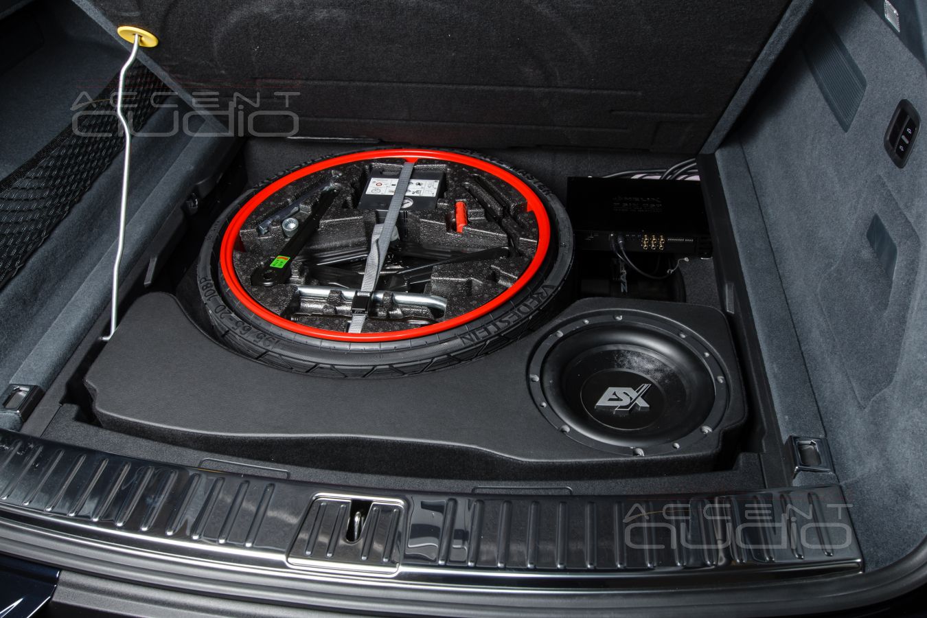 Штатный, но настоящий сабвуфер для Porsche Cayenne Coupe