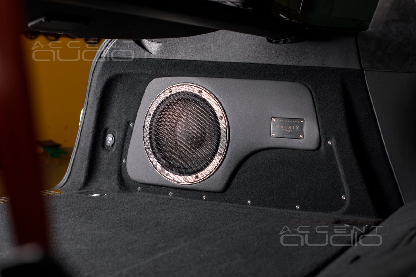 Сабвуфер-стелс для Porsche Cayenne: стильный немецкий бас