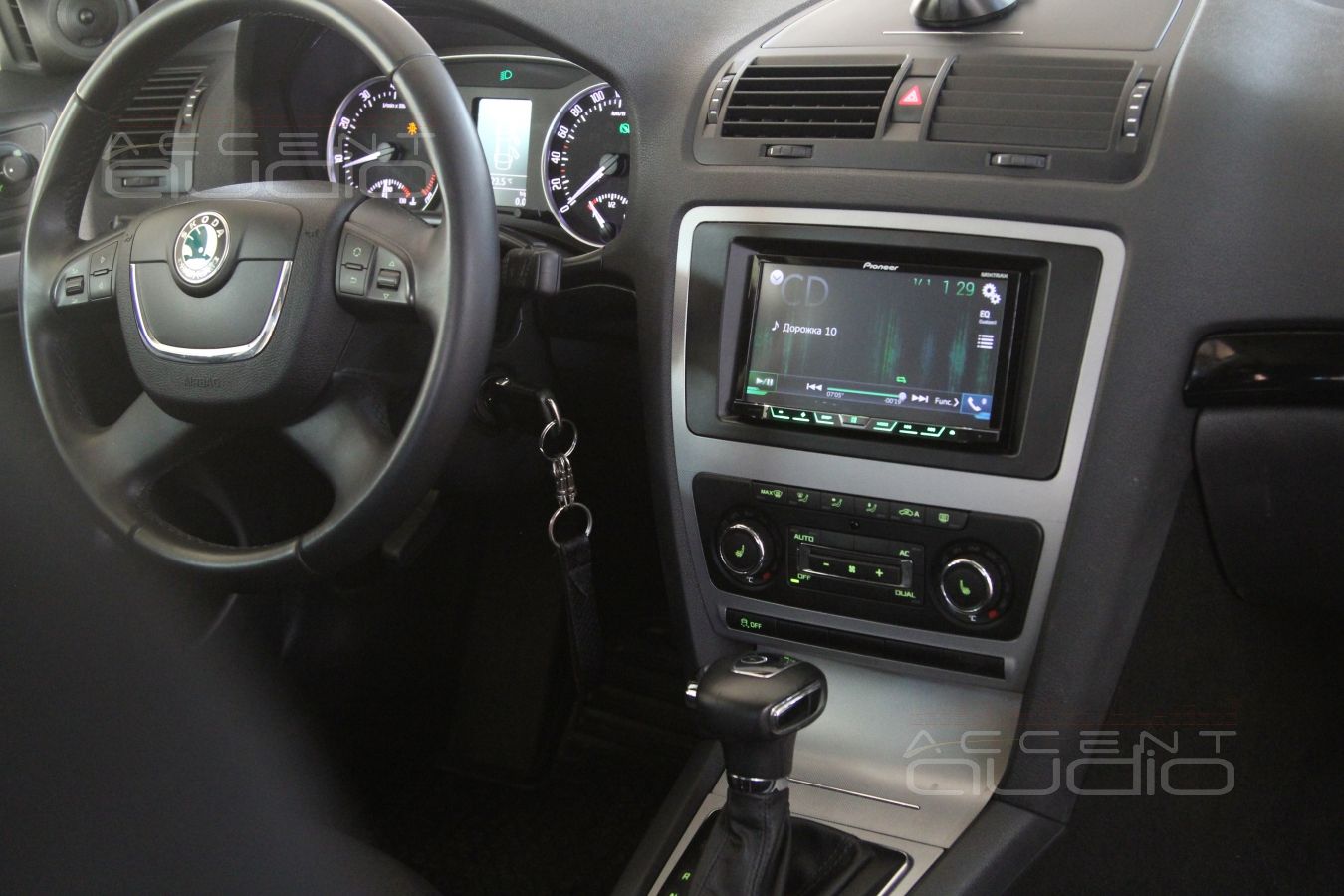 Pioneer AVH-X5700BT в Skoda Octavia 5