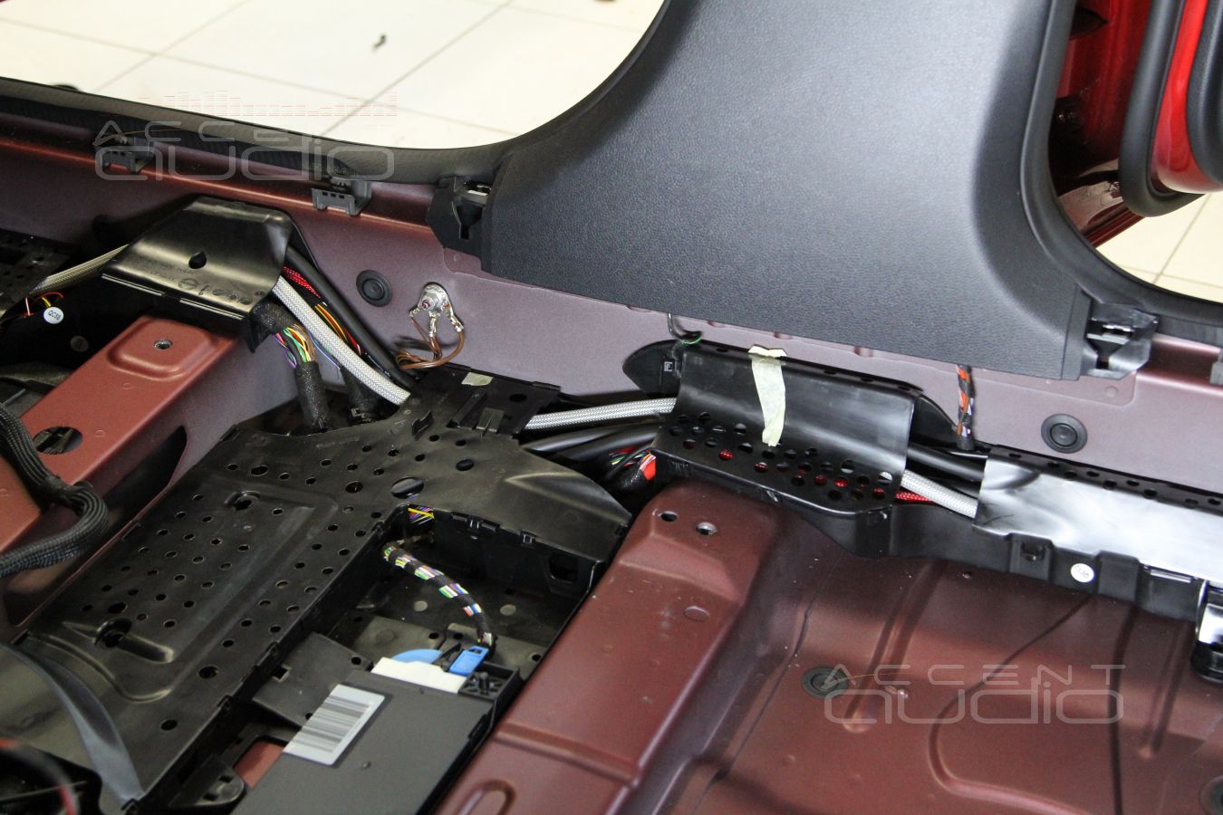 Установка усилителей Helix и Focal в новый C-класс