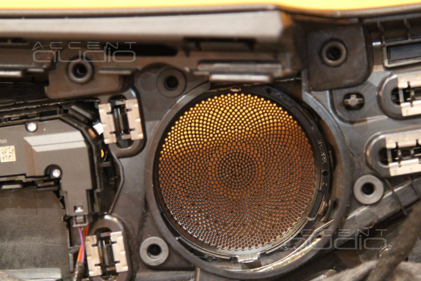 Устройство штатной системы в Mercedes-Benz W205: твитеры и среднечастотники