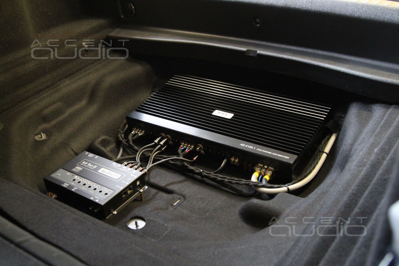Установка усилителя и аудиопроцессора в Mercedes-Benz GLA