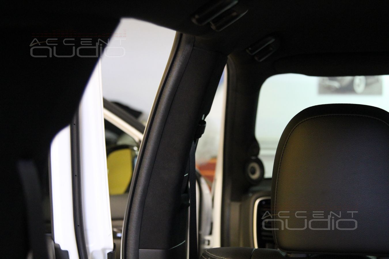 Перетяжка потолка Mitsubishi Outlander в Алькантару