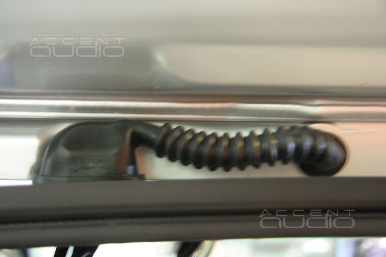 Бережно устанавливаем радиостанцию MegaJet MJ-555 в новый Toyota Highlander