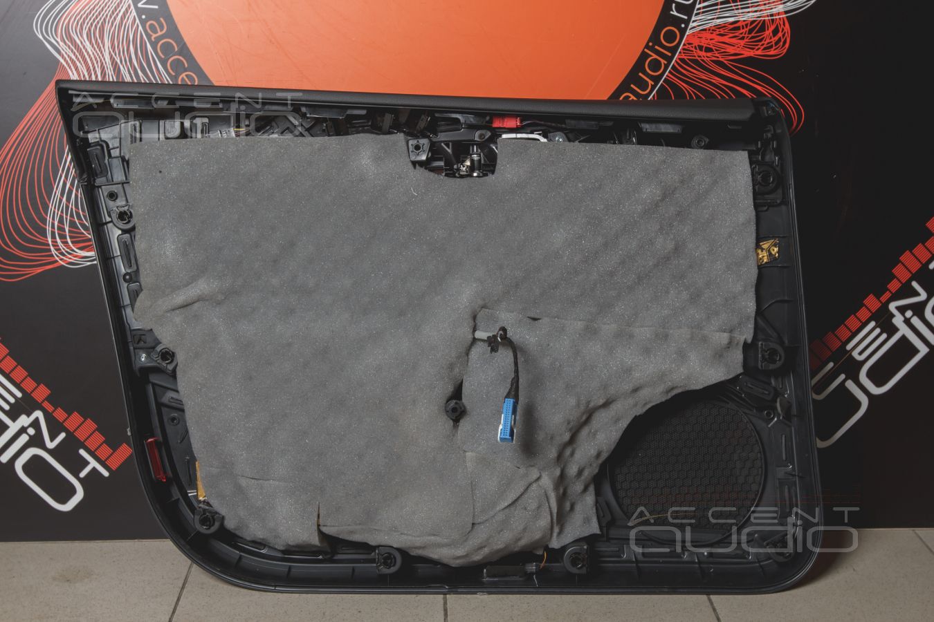 Аудиоподготовка дверей и установка новых мидбасов ESX VE6.2W mk2 в Audi A5
