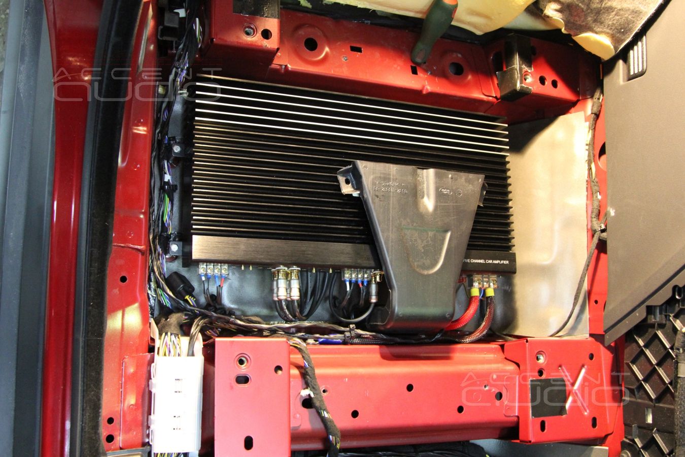 Установка аудиопроцессора и усилителя в RangeRover Evoque