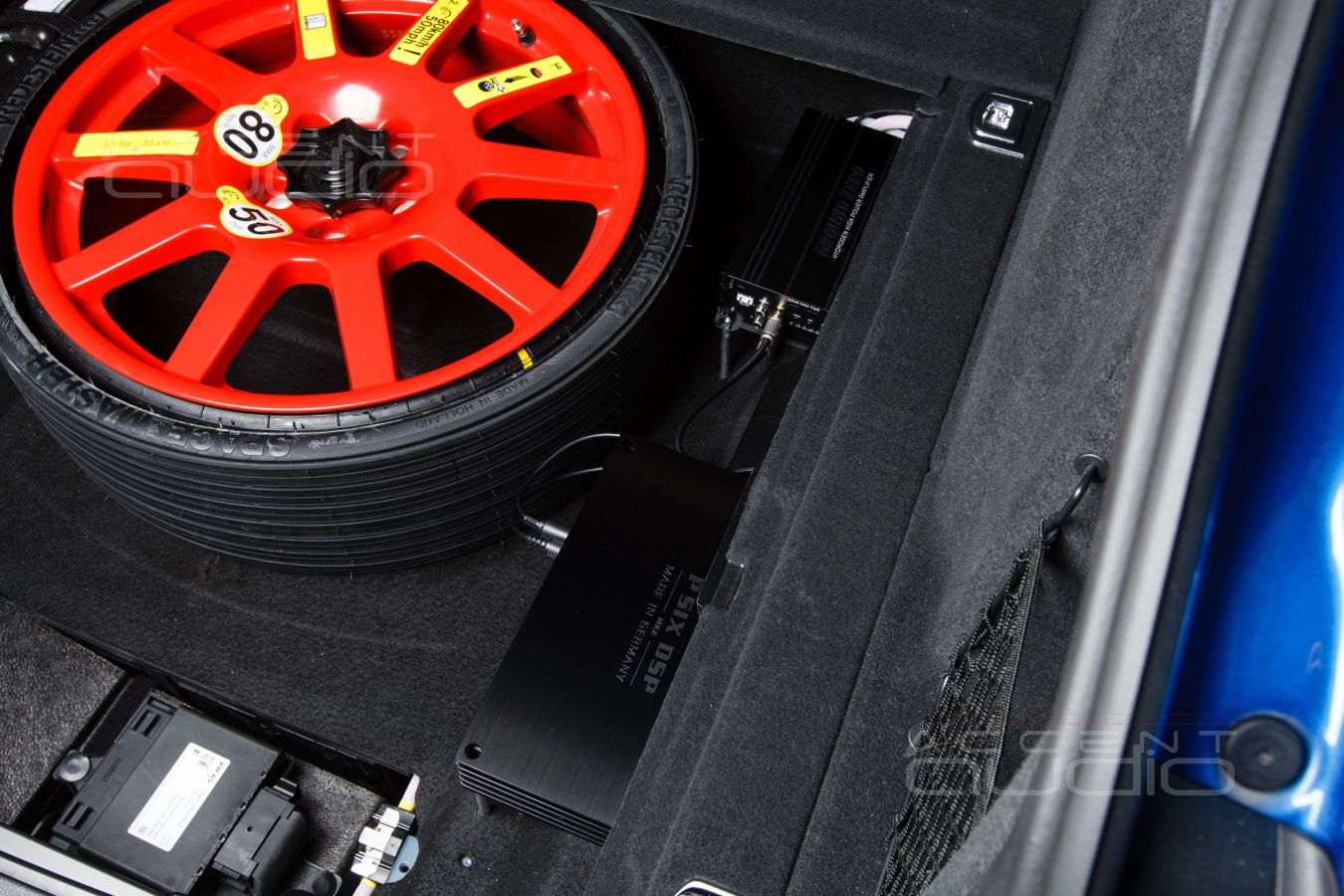 Интеграция усилителей Helix и Ground Zero в Porsche Macan