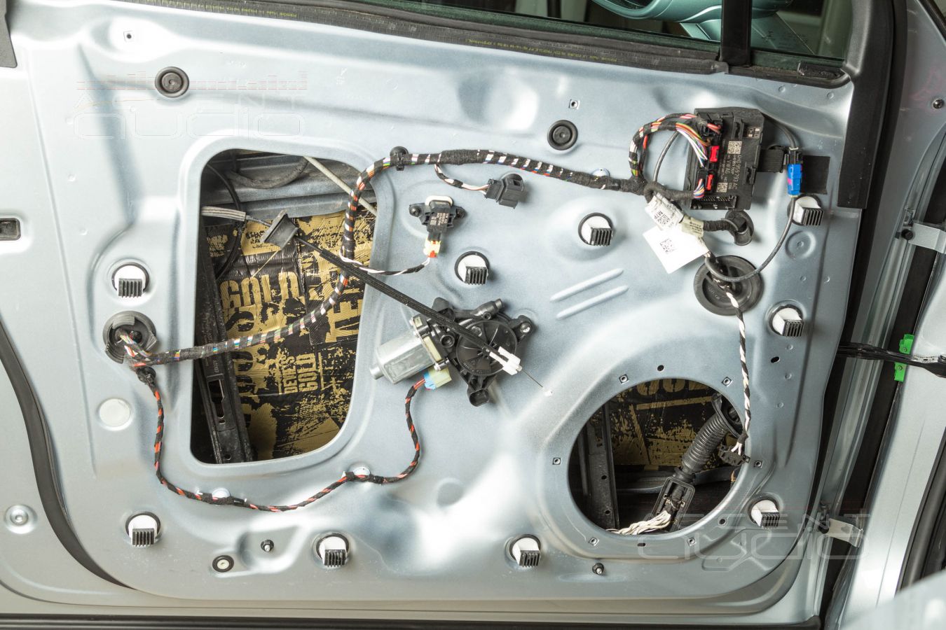 Монтаж знаменитых ScanSpeak Revelator 18W  в  Porsche Macan