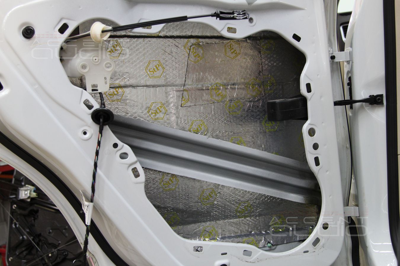 Шумоизоляция дверей и установка мидбасов в Volkswagen Touareg 2014