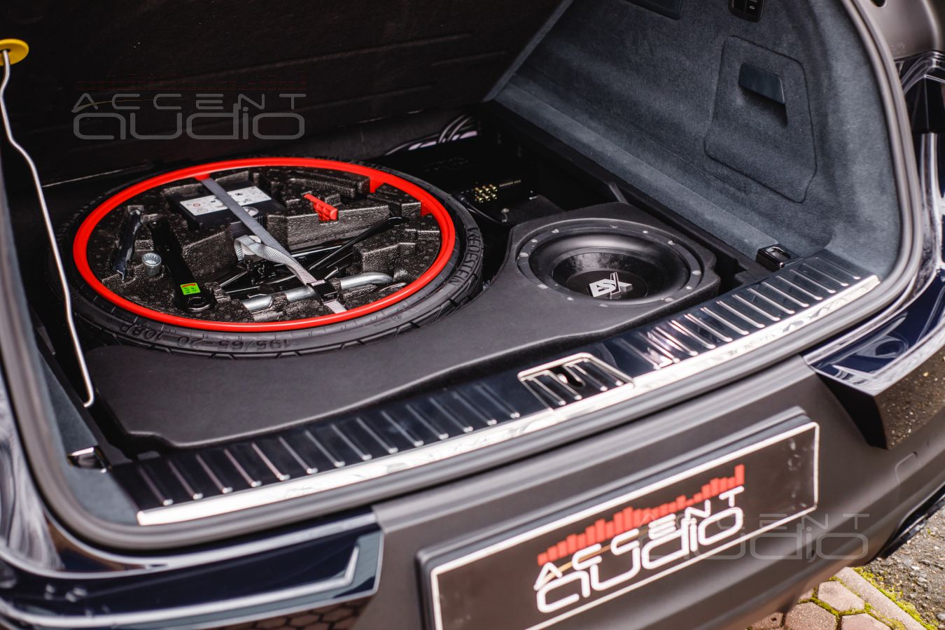 Штатный, но настоящий сабвуфер для Porsche Cayenne Coupe