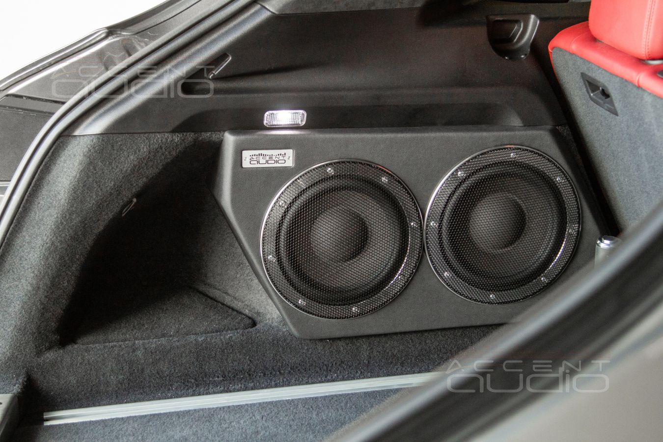 Наша прелесть: сдвоенный сабвуфер-стелс на базе головок Brax ML8SUB для нового Porsche Cayenne