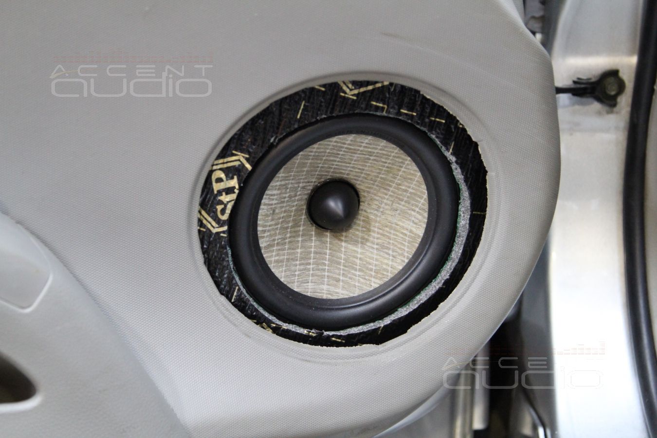 Установка акустики Focal Performance в Nissan 350Z