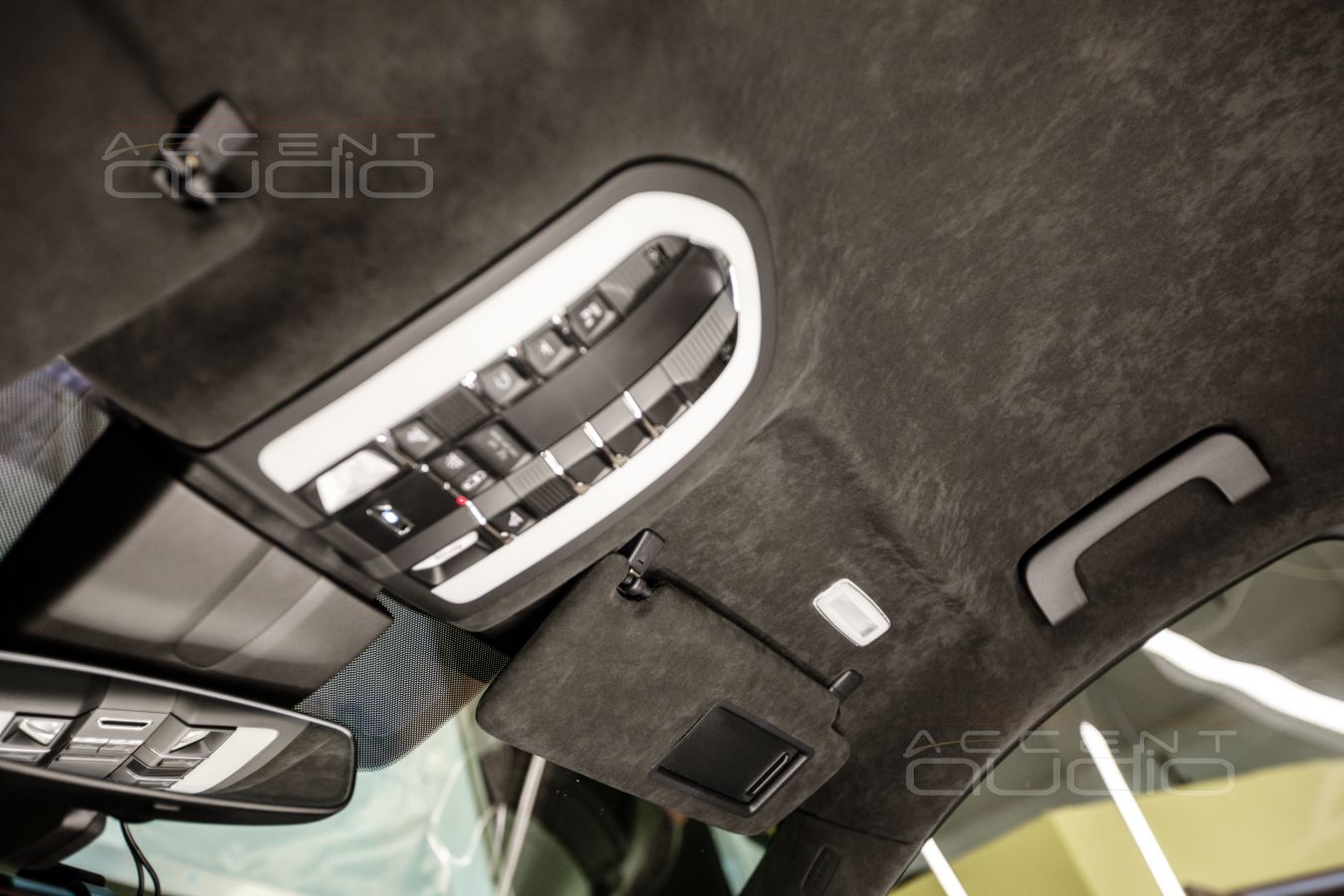 Перетяжка потолка Porsche Macan в Alcantara 9052 – богатый и фирменный стиль