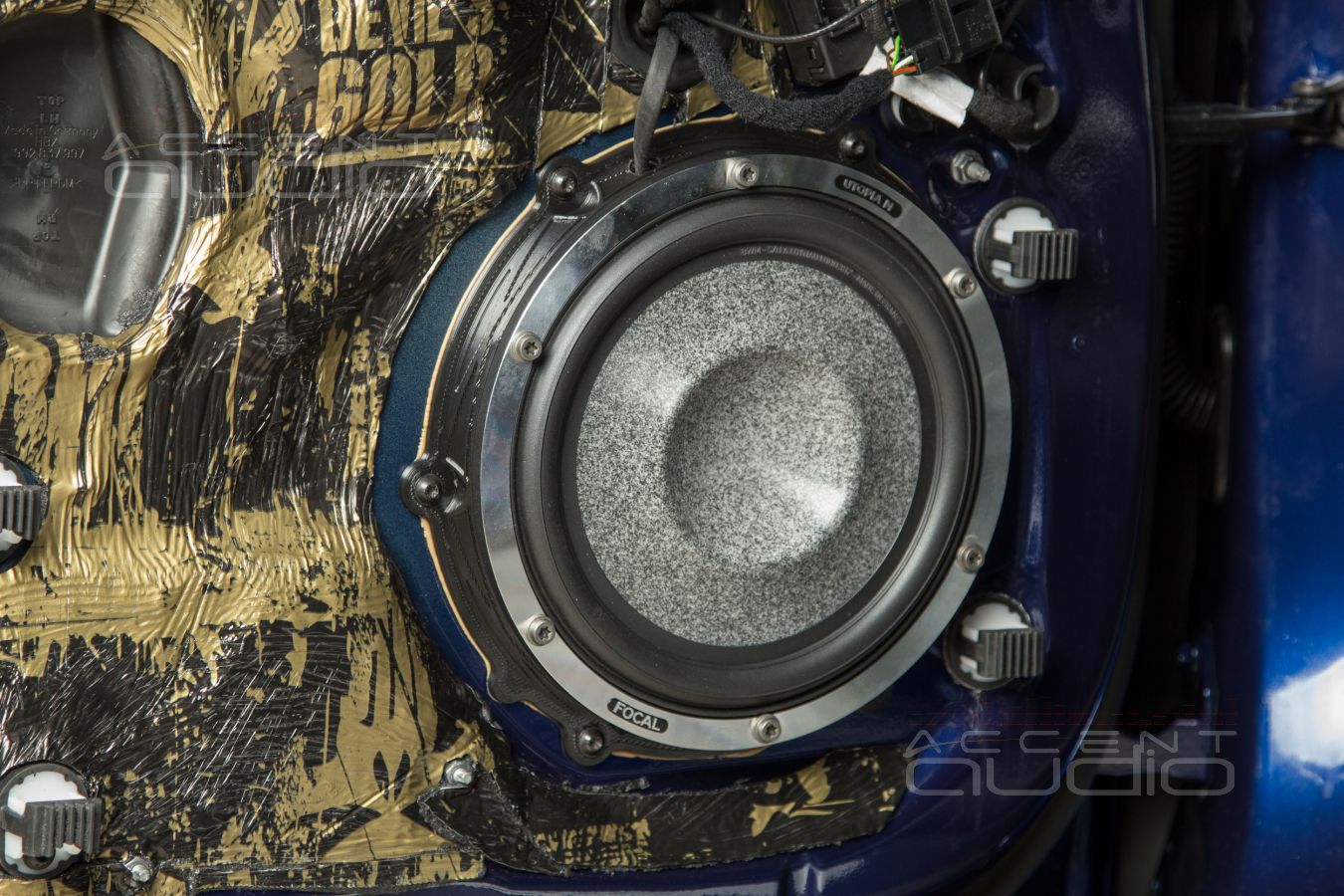 Аудиофильские миды Focal 8WM Woofer Utopia Be M в дверях Porsche Carrera 911 S