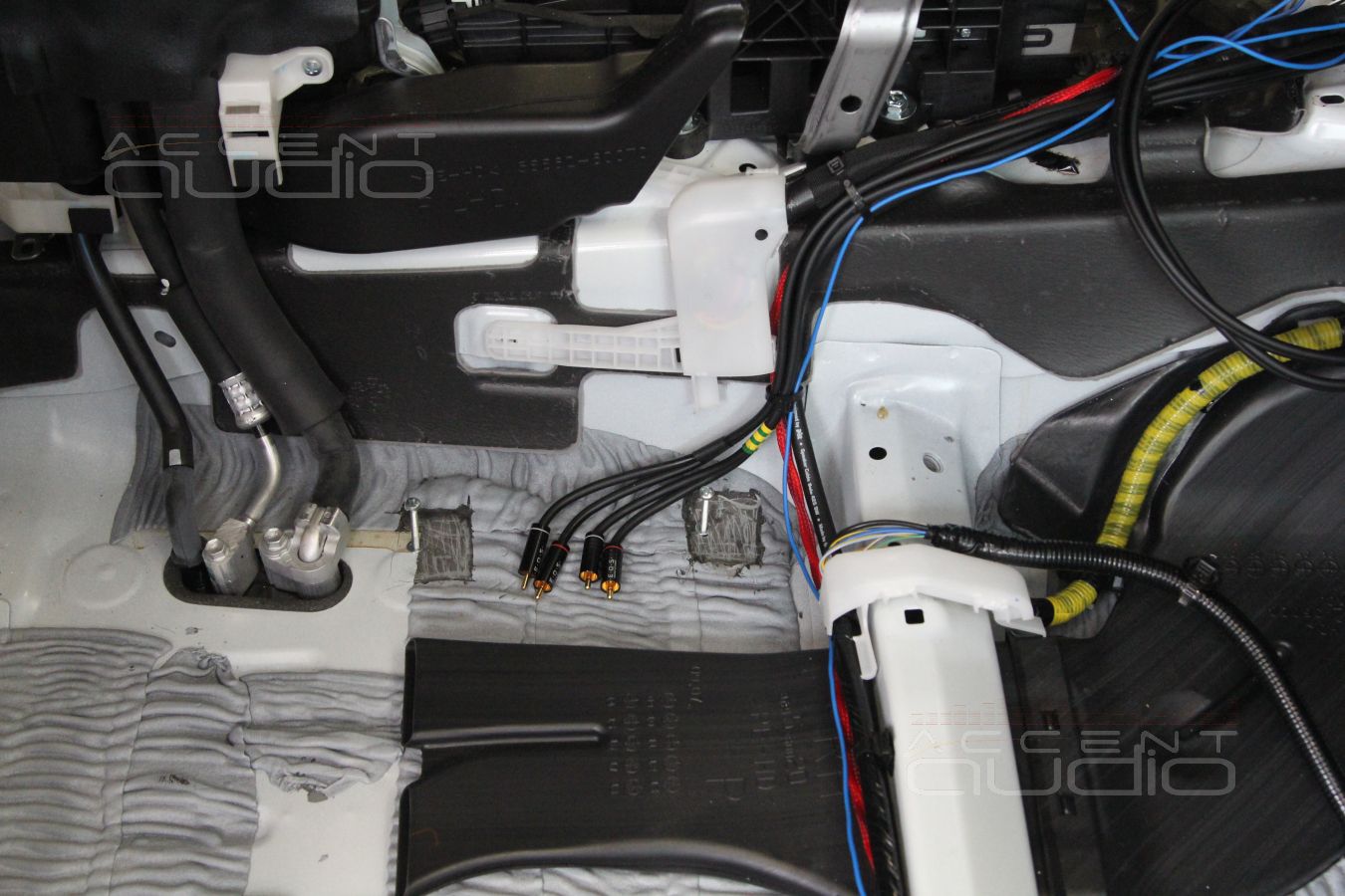 Усилители E.O.S AE-475 LE и E.O.S AE-4100 под сидениями Toyota Prado 150