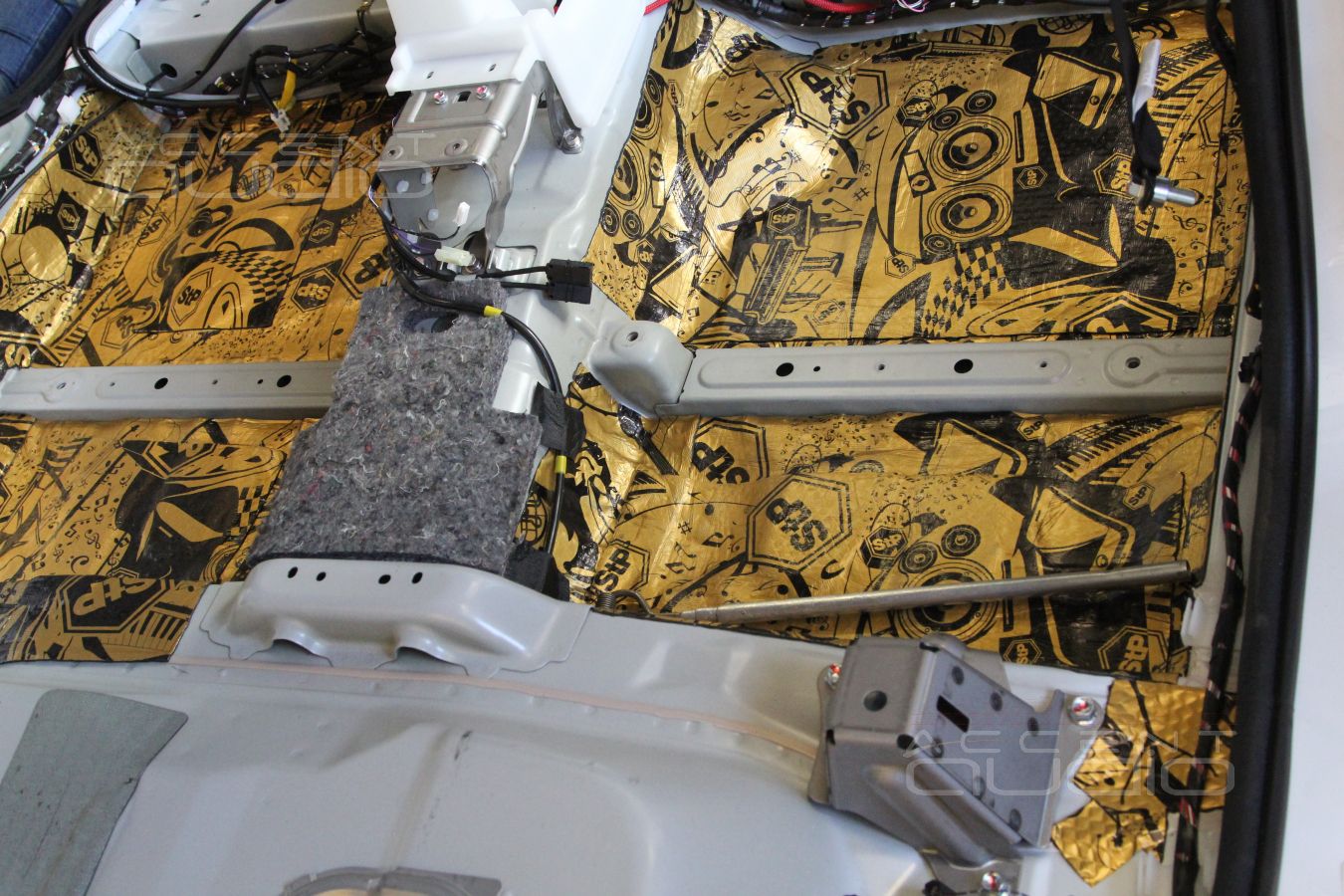 Шумоизоляция Mitsubishi Outlander