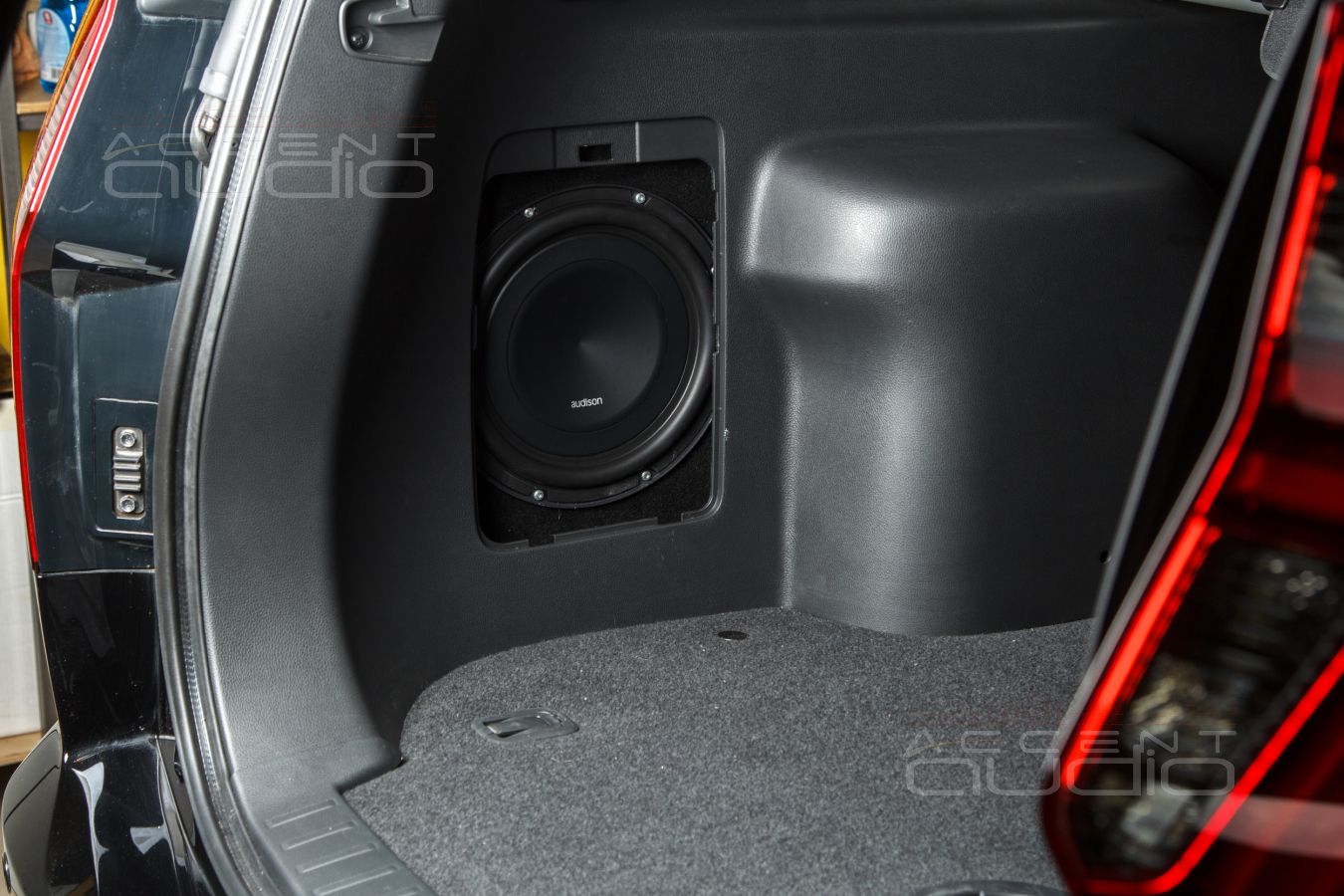 Полностью скрытый, встроенный сабвуфер-стелс для Mitsubishi Pajero Sport