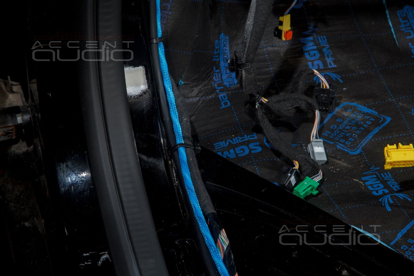 Установка компактного шестиканального усилителя Helix в Smart Fortwo