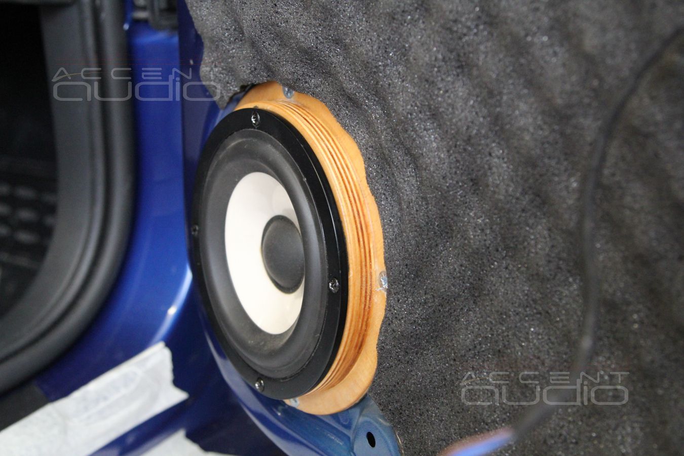 Установка акустики и шумоизоляция дверей Skoda Rapid