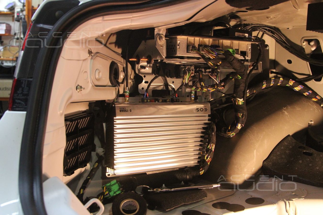 Великолепный новый Jaguar XF и его новая Hi-End аудиосистема.