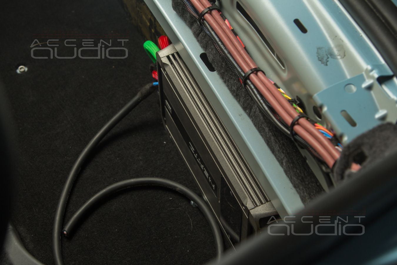 Итальянская мощщщщь для сабвуфера - скрытый монтаж усилителя Hertz ML Power 4