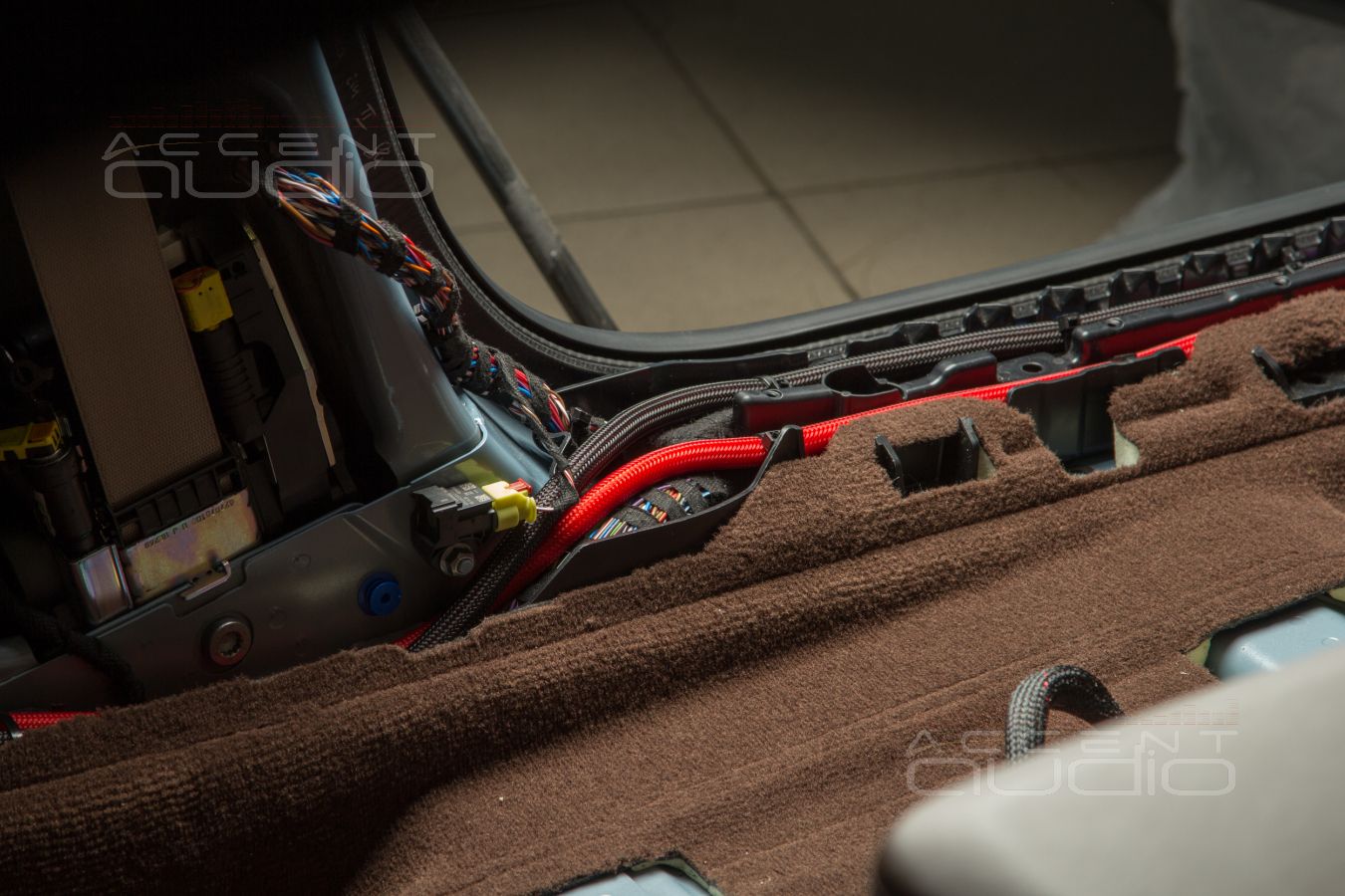 Заводской монтаж процессорного усилителя Helix в Porsche Taycan Turbo S