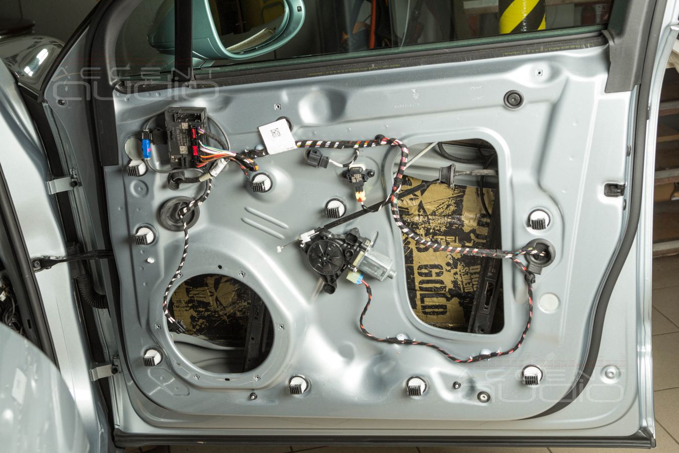 Монтаж знаменитых ScanSpeak Revelator 18W  в  Porsche Macan