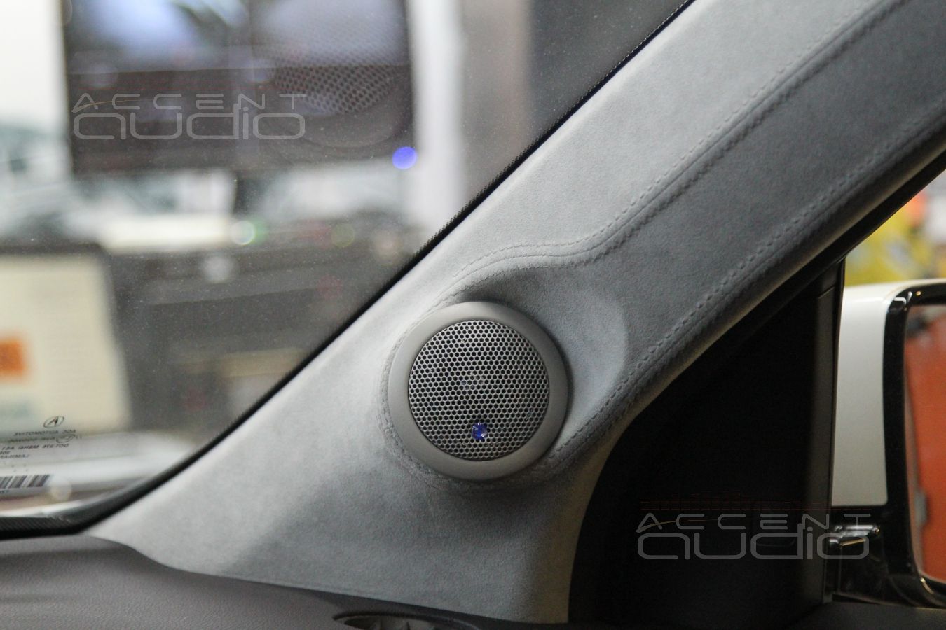 Установка CDT Audio ES-02al в Acura MDX: подиумы на стойках лобового стекла