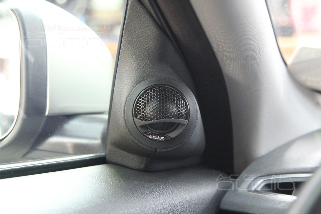 Подиумы под твитеры Audison VOCE AV 1.1 в Volvo XC70