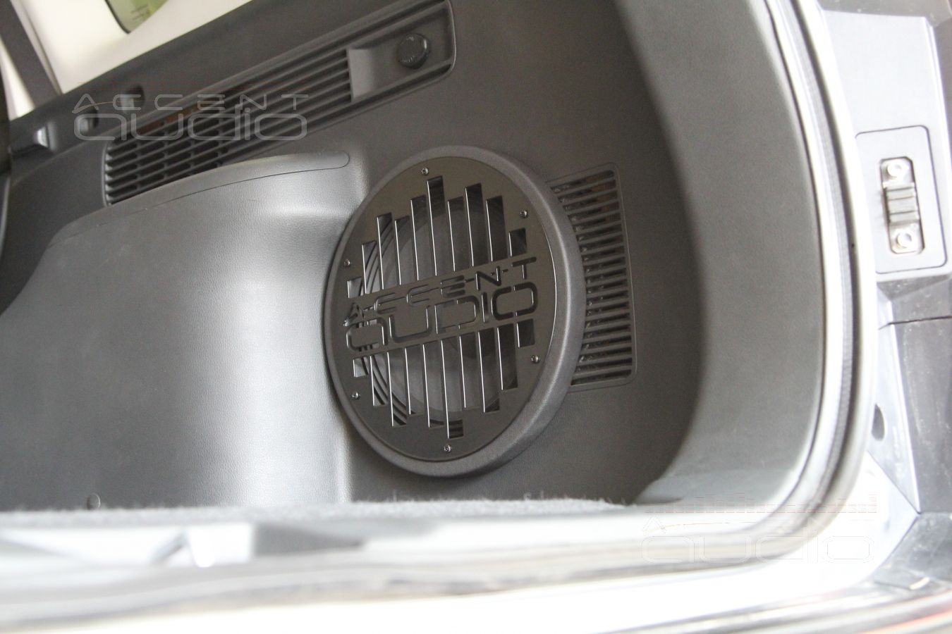 Встроенный сабвуфер-стелс Audison Voce AV10 в Pagero Sport