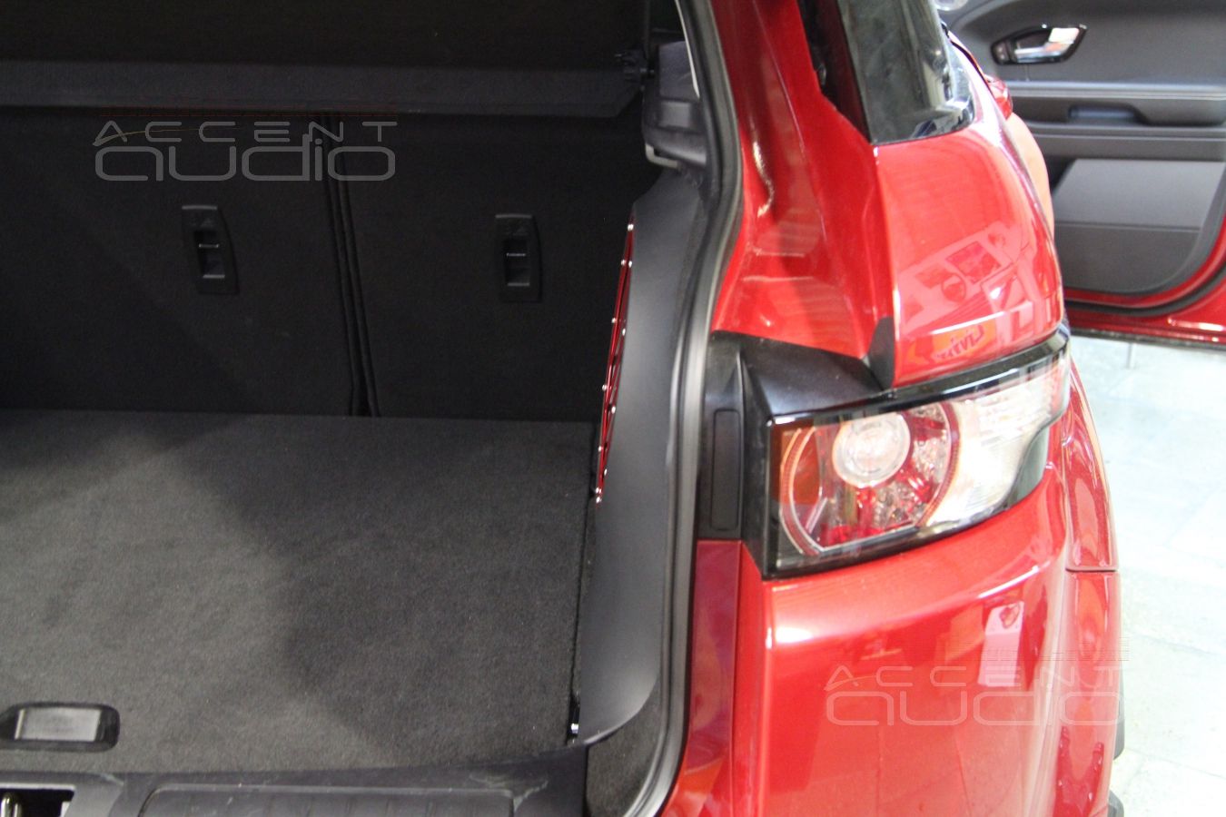 Сабвуфер стелс в RangeRover Evoque