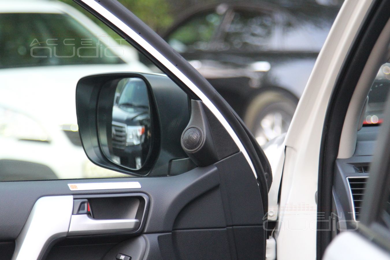 Установка трехполосной акустики в Toyota Prado 150: твитеры Eton и подиумы для них