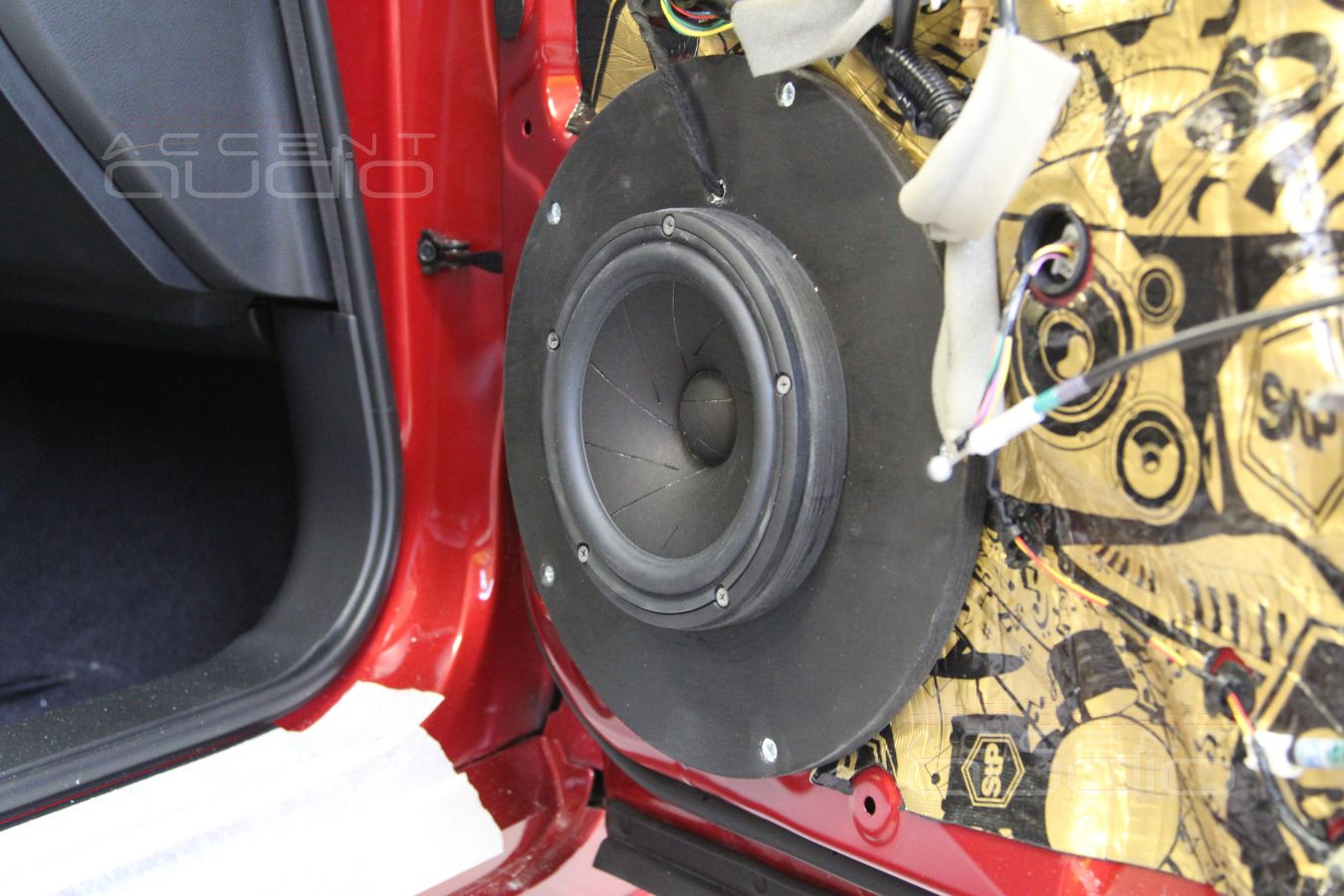 Установка мидбасовых динамиков ScanSpeak Revelator 18W/4531G00 в двери Infiniti Q50