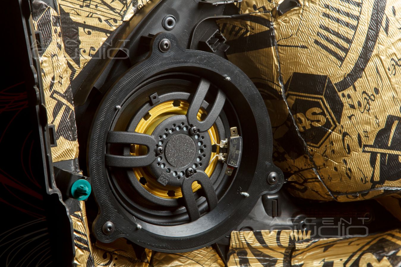 Аудиоподготовка дверей и установка мидбасовых динамиков Morel Virtus Nano Carbon MW6