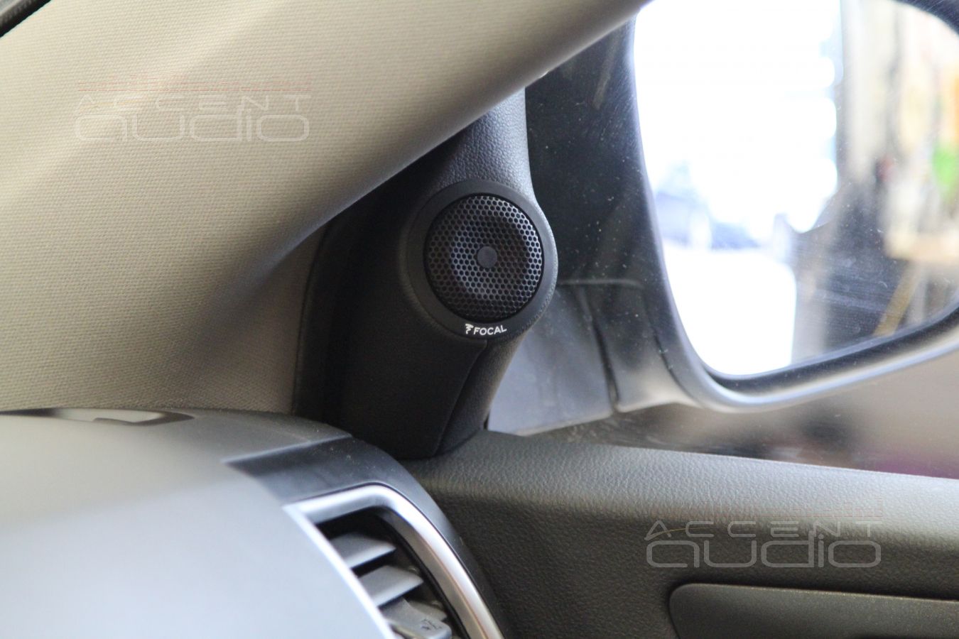 Установка трехкомпонентной акустики Focal 