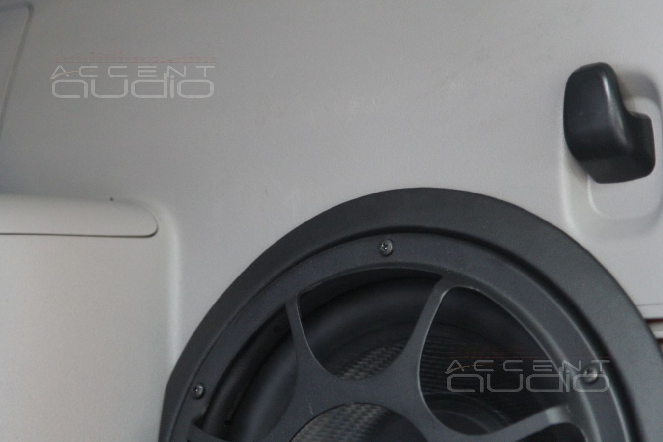 Сабвуфер, встроенный в крыло Mitsubishi Pajero Sport 2013