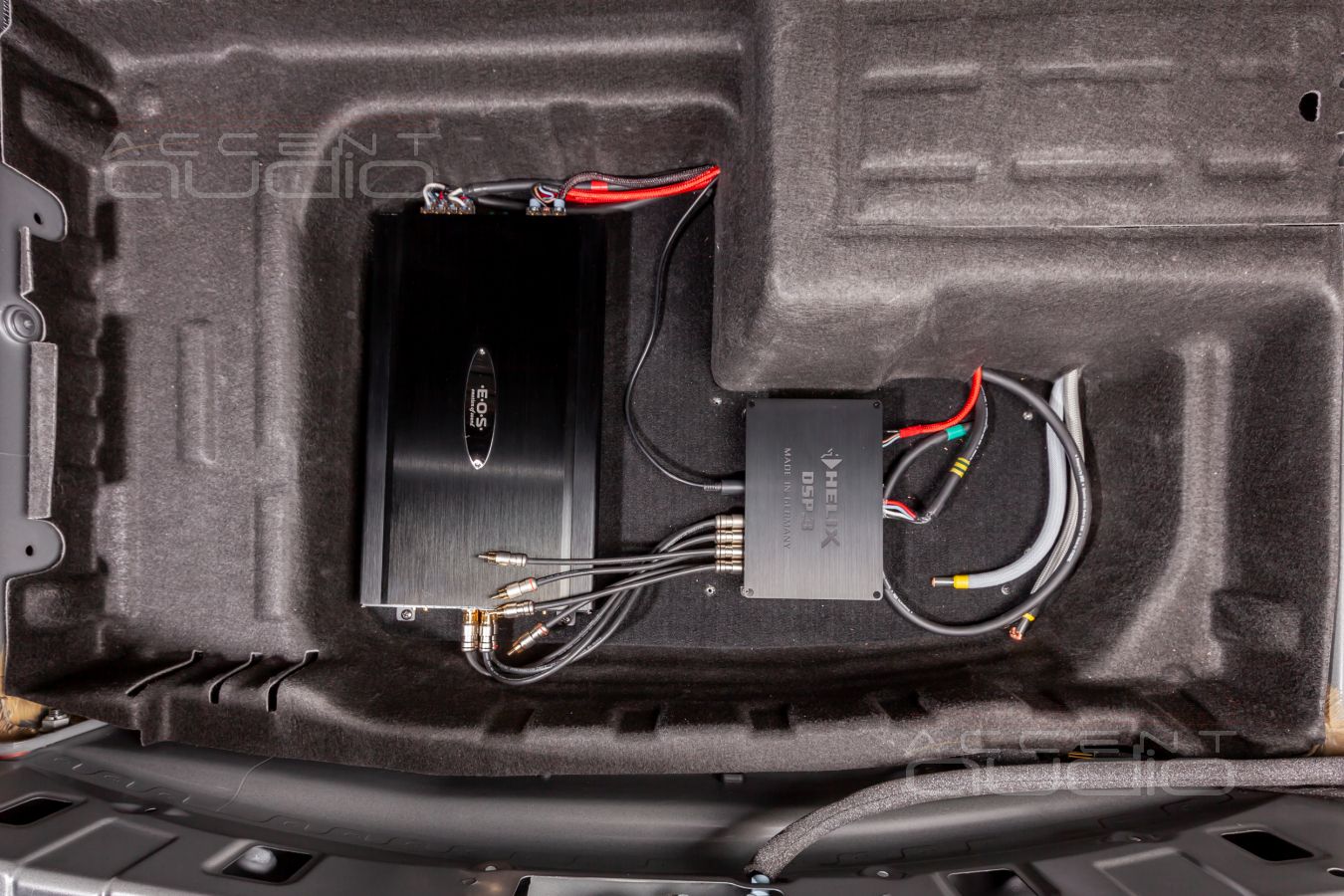Установка усилителей E.O.S и Mosconi рядом с процессором Helix в Mercedes-Benz W205