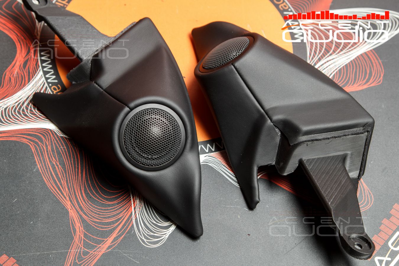 Комплект из двух подиумов для установки высокочастотных излучателей в Audi Q8 2018-2024.