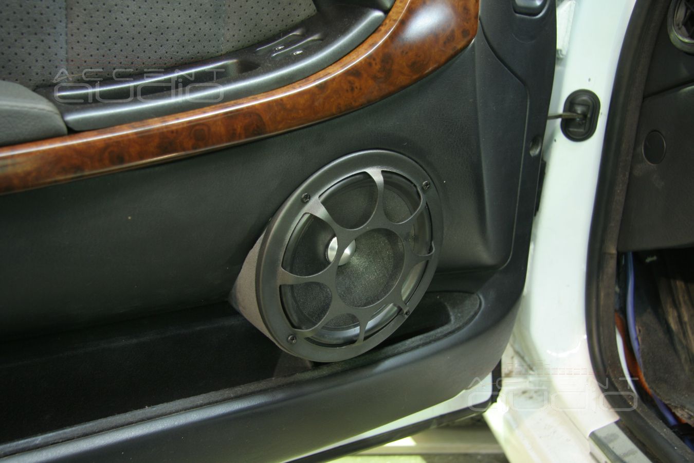 Изготовление подиумов под мидбасы и твитеры в Lancia Kappa Coupe